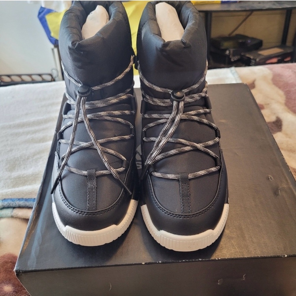 NWT Sorel Whitney III Boots